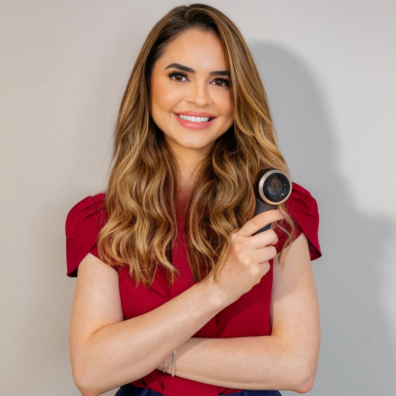 Dra. Juliana Ledo com dermatoscópio